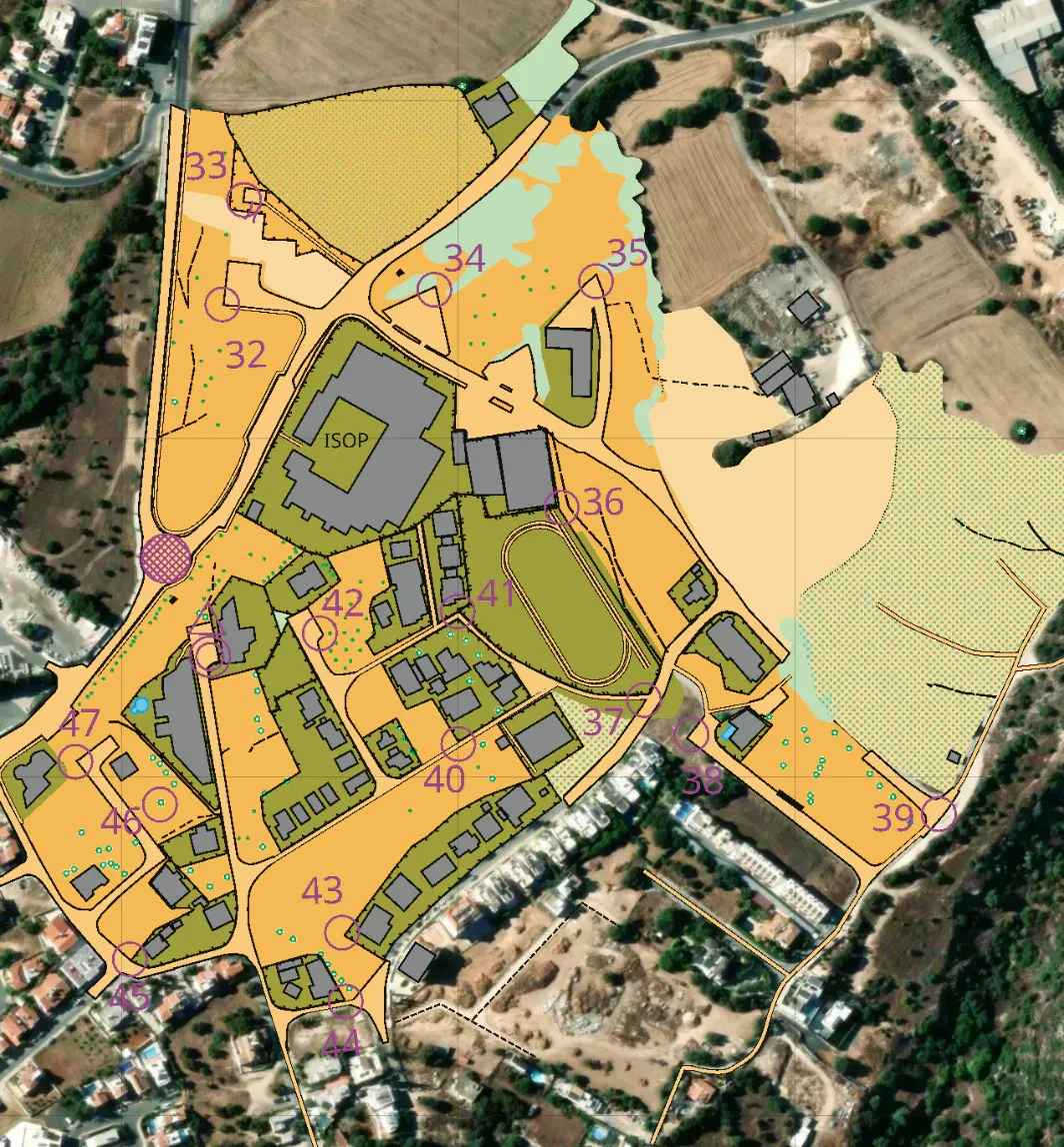 Une carte de sprint dessinée par-dessus la photographie aérienne d’après laquelle elle a été
tracée : bâtiments, allées et limites de végétation coïncident avec le terrain, et rien sur la photo
ne dit à quelle vitesse on y court.